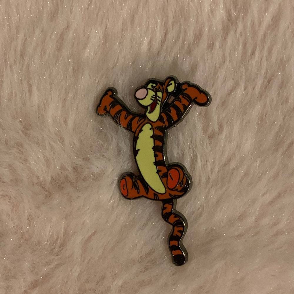 Disney tigger pin